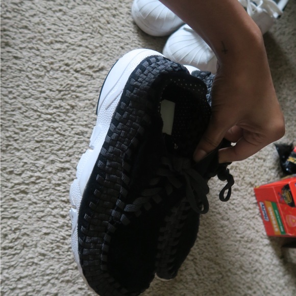 Nike sneaker with gray stitching - Picture 2 of 2